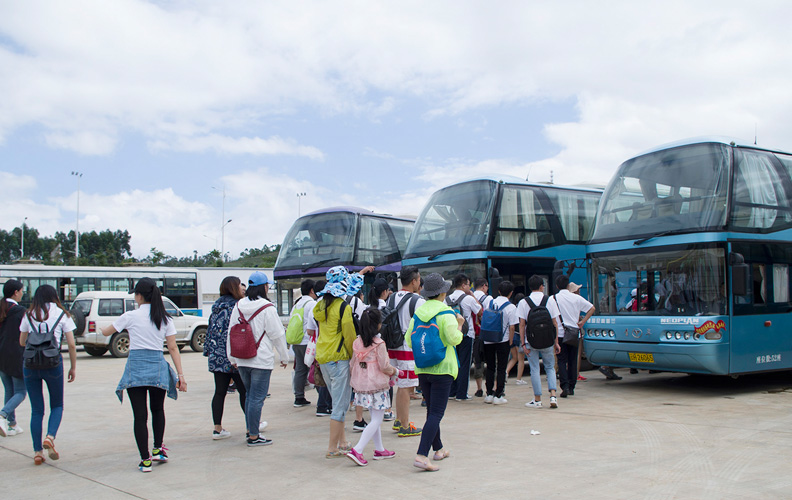 乘坐高铁一个多小时就可以到达普者黑景区，当地旅行社的董事长亲自到车站迎接利来国国际网站的小伙伴们。