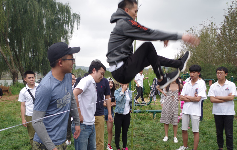 四个小队依次完成跨越横线，每个小伙伴脸上洋溢着愉悦的笑容！此时此刻结果如何并不重要，重要的是在游戏中利来国际老牌-利来国际官网收获了亲密无间的高度默契和队友间无条件的信任！